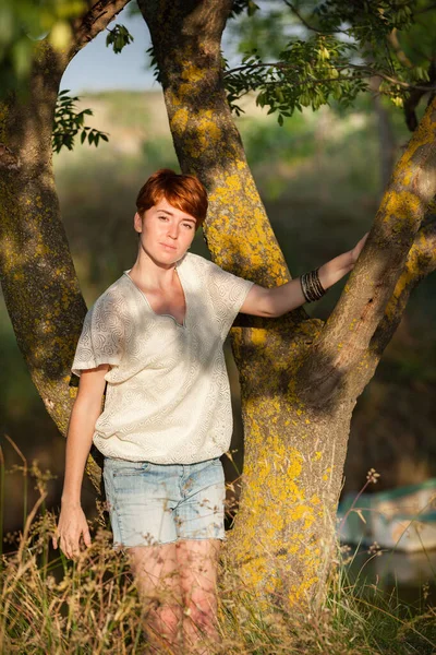 Bienestar Mujer Contra Árbol Graso Del País —  Fotos de Stock