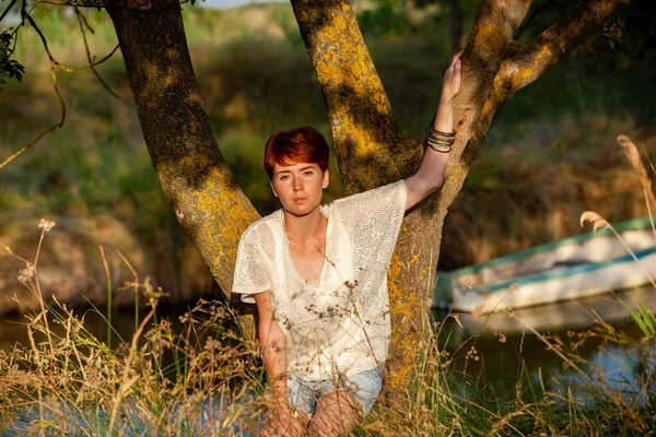 在乡村的巨浪中 一个美丽的女人 在一棵大树上与她擦肩而过 — 图库照片