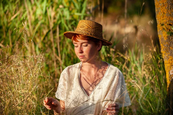 Bienestar Relajarse Mujer Con Gorro Graso Del País — Foto de Stock