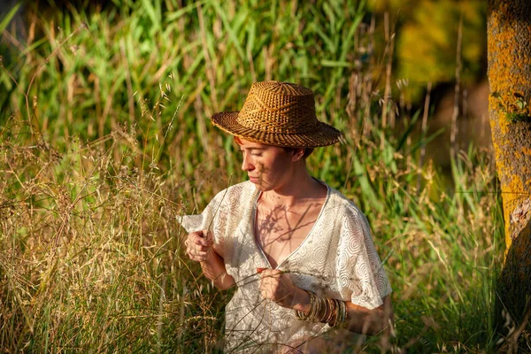 Bienestar Relajarse Mujer Con Gorro Graso Del País — Foto de Stock