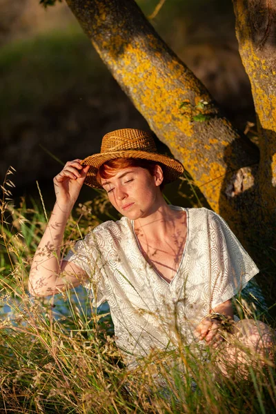 Bem Vindo Relaxação Woman Com Chapéu Straw Grasse País — Fotografia de Stock
