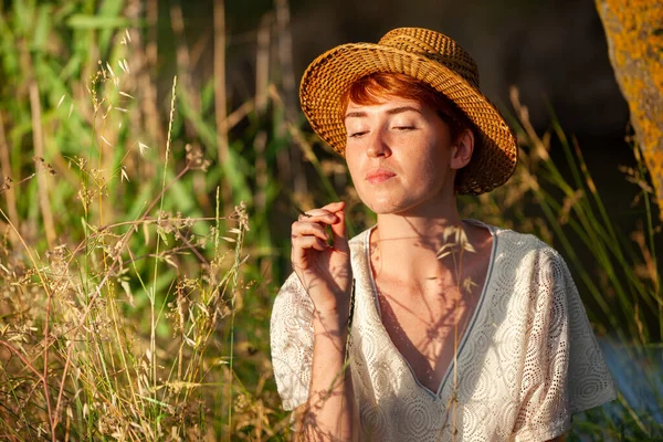 Benessere Rilassazione Donna Con Cappello Paglia Nelle Grassi Del Paese — Foto Stock