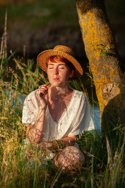 Bienestar Relajarse Mujer Con Gorro Graso Del País — Foto de Stock