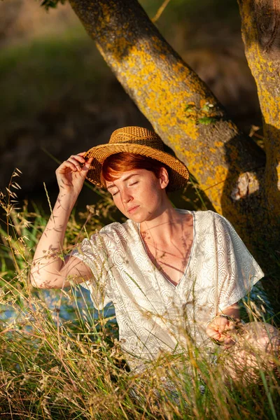 Benessere Rilassazione Donna Con Cappello Paglia Nelle Grassi Del Paese — Foto Stock