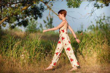 Kırsalda yürüyen bir kadın