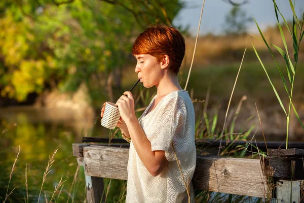 Mujer Bebiendo Straw País — Foto de Stock