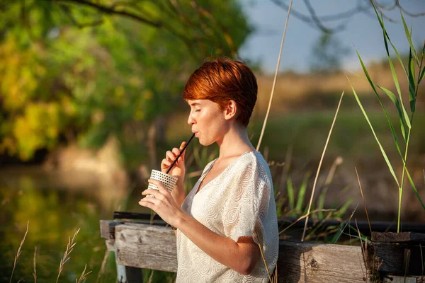 Mujer Bebiendo Straw País — Foto de Stock