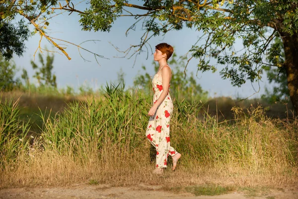 Mujer Caminando Campo —  Fotos de Stock
