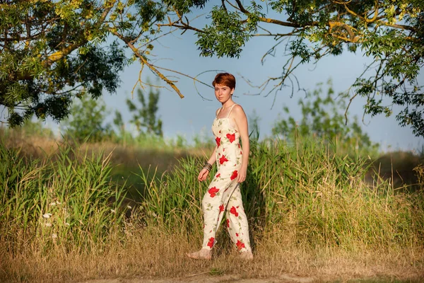 Mulher Andando Campo — Fotografia de Stock