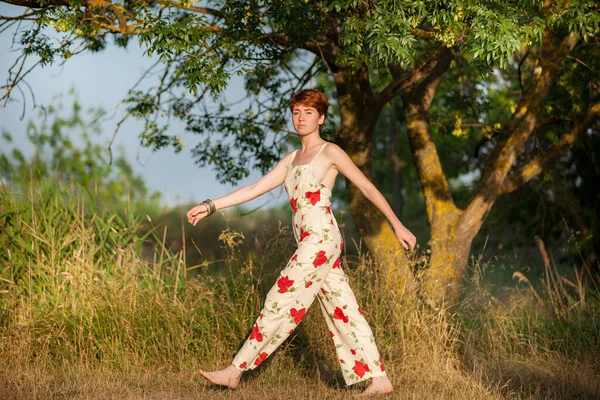 Mujer Caminando Campo —  Fotos de Stock