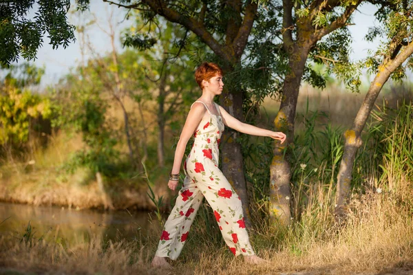 Mulher Andando Campo — Fotografia de Stock