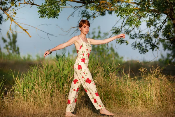 Mujer Caminando Campo —  Fotos de Stock