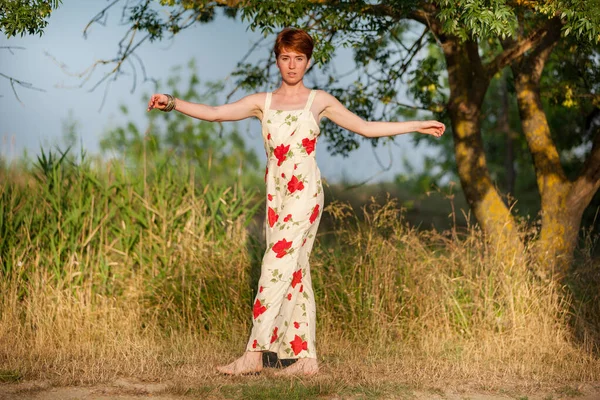 Mujer Caminando Campo —  Fotos de Stock