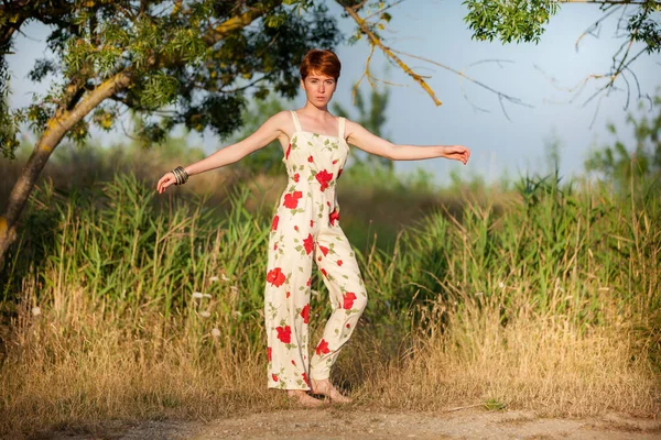 Mulher Andando Campo — Fotografia de Stock