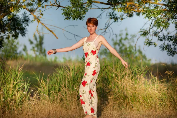 Mulher Andando Campo — Fotografia de Stock