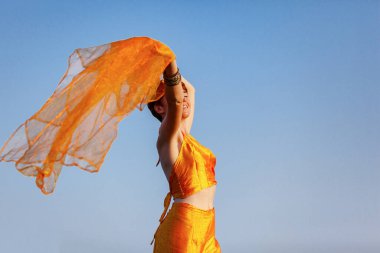 ÖZGÜRLÜK, HAVAALARI, KADIN ORANGE SARF GİRİŞ EDİLDİ