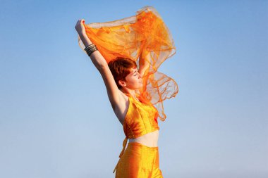 ÖZGÜRLÜK, HAVAALARI, KADIN ORANGE SARF GİRİŞ EDİLDİ