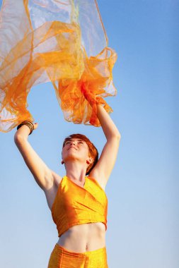 ÖZGÜRLÜK, HAVAALARI, KADIN ORANGE SARF GİRİŞ EDİLDİ