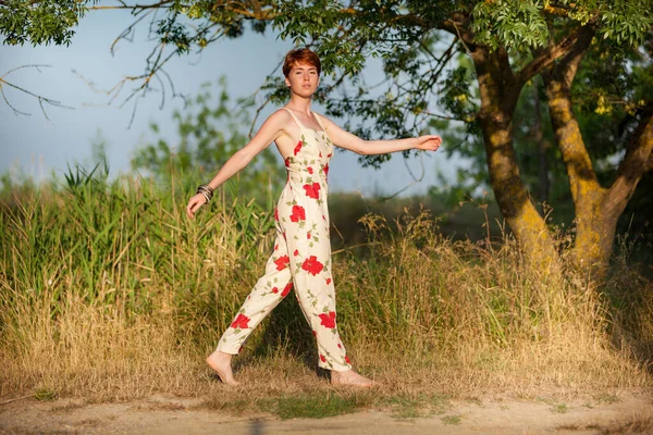 Mulher Andando Campo — Fotografia de Stock