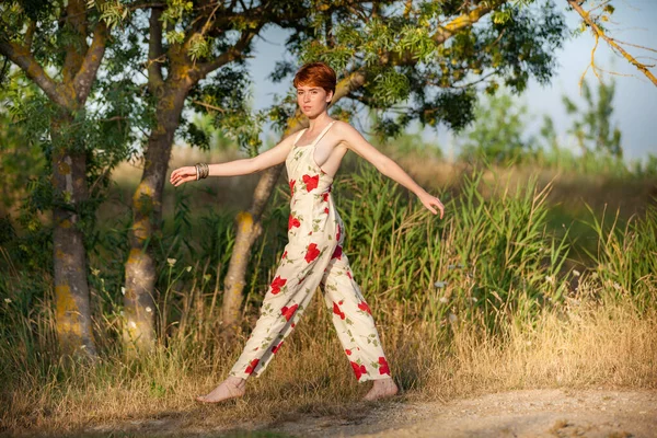 Mulher Andando Campo — Fotografia de Stock