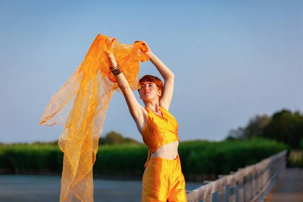 Libertad Movimientos Mujer Una Puerta Con Escarro Oranja —  Fotos de Stock