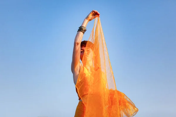 ÖZGÜRLÜK, HAVAALARI, KADIN ORANGE SARF GİRİŞ EDİLDİ