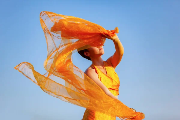 女人在一个带有Orange Scarf的通道上 — 图库照片