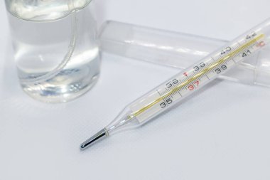 Termometre makro, cıva enstrüman, ölçüm, beyaz arka planda sıcaklık tıbbi ekipmanı aracı
