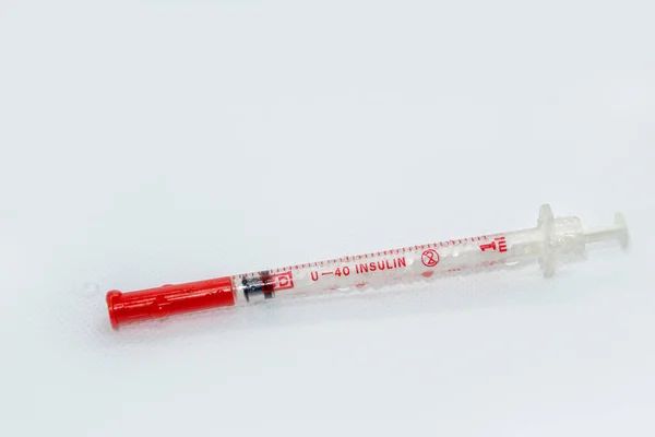 Inzulínová Injekční Stříkačka Diabetické Zblízka Bílém Povrchu Injekční Léčivý Přípravek — Stock fotografie