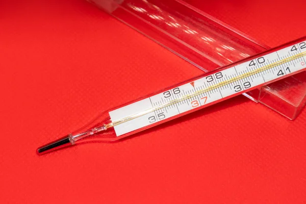 温度计宏 水银仪器 指示在充满活力的红色背景下的温度医疗设备工具 — 图库照片#