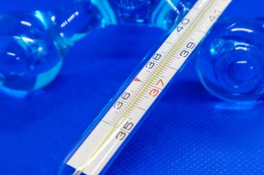 Termometre makro, cıva enstrüman, ölçüm, titreşimli mavi arka planda sıcaklık ekipmanı araçları