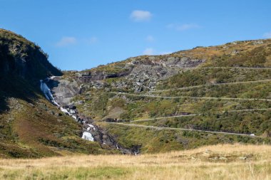 Norveç Serpentine dağ yolu tepe mesafesi manzaralı şelale ile. Sonbahar gezisi İskandinavya Myrkdalsvegen Serpentinveg, Sendefossen