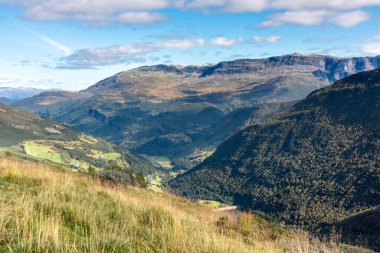 Manzaralı Norveç dağları güneşli doğa manzarası. Resimli vadi manzarası, Norveç seyahati, İskandinav eğlence bakış açısı