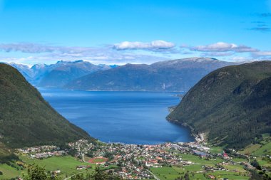 Sognefjord kıyıları, Norveç 'in en büyük fiyortu olan Vikoyri kasabasının temiz hava mavisi manzarasına sahiptir. Güzel körfez, havadan yaz manzarası. Doğal yollara sapın.