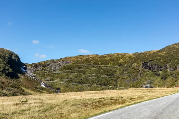 Norveç Serpentine Dağ Yolu Tepe Mesafesi Manzaralı Şelale Ile Sonbahar — Stok fotoğraf