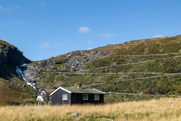 Noors Traditioneel Zwart Huis Serpentine Bergweg Heuvel Uitzicht Waterval Afstand — Stockfoto