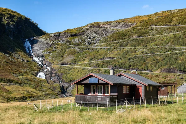 Noors Traditioneel Landelijk Dorp Zwart Huis Met Zonnepanelen Serpentine Bergweg — Stockfoto