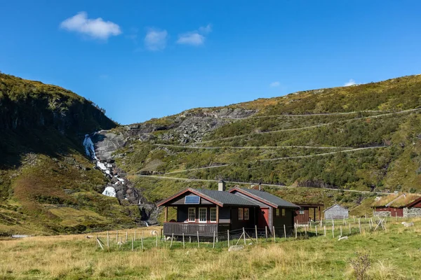 Noors Traditioneel Landelijk Dorp Zwart Huis Met Zonnepanelen Serpentine Bergweg — Stockfoto