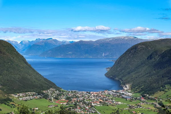 Sognefjord kıyıları, Norveç 'in en büyük fiyortu olan Vikoyri kasabasının temiz hava mavisi manzarasına sahiptir. Güzel körfez, havadan yaz manzarası. Doğal yollara sapın.