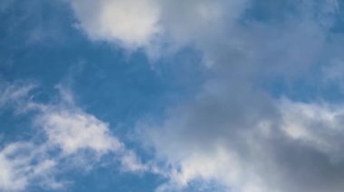 Dramatik gökyüzü bulutları görünüm arkaplanı. Gün batımı yüksek manzaralı bulutlu mavi cennet manzaralı