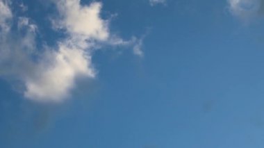 Dramatik gökyüzü bulutları görünüm arkaplanı. Gün batımı yüksek manzaralı bulutlu mavi cennet manzaralı