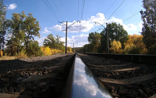 秋天的铁路线将铁路线拉近 从侧面反映出天空和云彩 — 图库照片