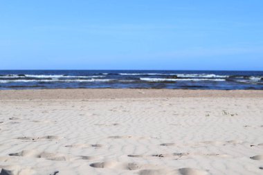 Dalgalı kum, Baltık deniz kıyısında ayak sesleri dalgalı ve mavi gökyüzü