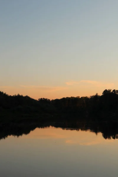 Schöne Ruhige Morgendämmerung Des Sonnenaufgangs Fluss Mit Reflexion Auf Spiegelwasser — Stockfoto