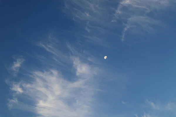 Langit Biru Dengan Awan Transparan Putih Terang Dan Latar Belakang — Stok Foto