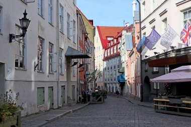Tallinn, Estonya - 27 Ağustos 2019: Eski şehir sokakları geleneksel Baltık turizm mimari binaları taştan yol ve renkli orijinal binalarla kentin tarihi kesimlerinde ön cephelerdir