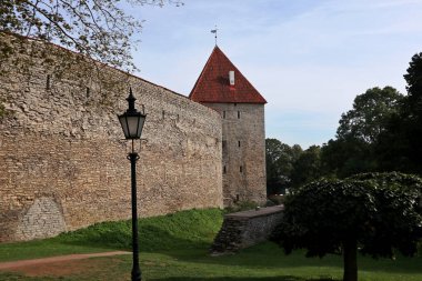 Tallinn Estonya 'daki ortaçağ taş kalesi. Avrupa 'nın geleneksel başkenti. Gezici keşifler