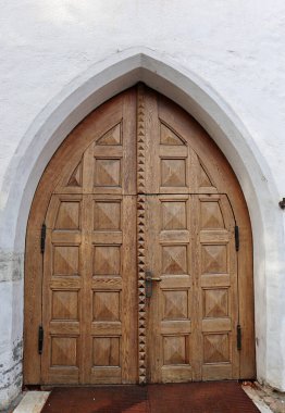 Eski Avrupa şehrinin dışındaki eski ahşap kilise kapısı.