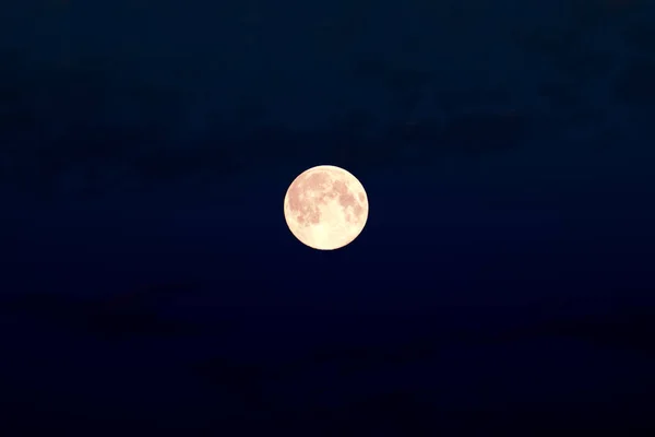 Grande Lua Mágica Amarela Alaranjada Brilhante Cheia Com Nuvens Azuis — Fotografia de Stock