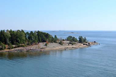 Helsinki Finlandiya yakınlarındaki sahil adası İskandinav yaz tatili için Baltık Denizi 'ne seyahat yeri. Doğal taş plajı.
